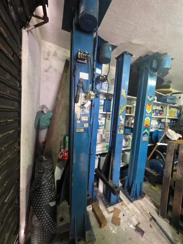 2 elevadores automotivos 1 - 2.5 T 1 - 4 T e 1- compressor de 3HP Chiaperini