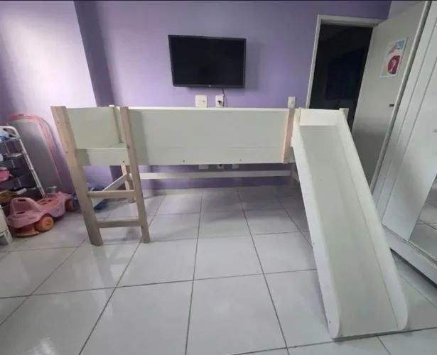Cama infantil com escorregador e escada em excelente estado