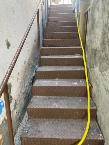 Escada de acesso em ferro