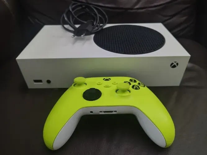 Xbox Serie S muito bem conservado com controle novo