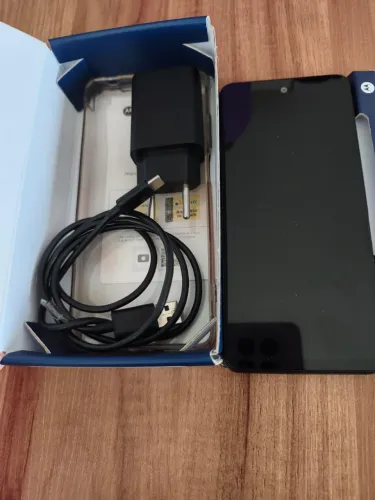 Celular semi novo com todos os acessórios