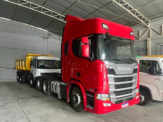 R450 com 163.000 km retarder e geladeira 