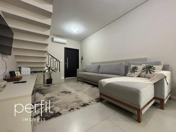 Casa à venda em Joinville-SC, bairro Glória: 3 quartos, 1 suíte, 2 salas, 3 banheiros, 1 v