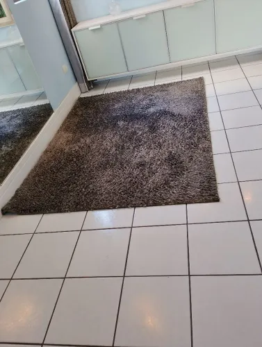 Tapete fino, cor cinza em excelente estado 