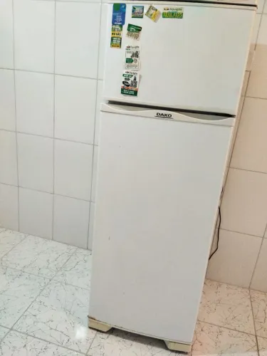 geladeira usada, funciona mas precisa de uma reforminha