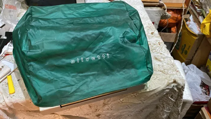 Máquina de escrever antiga, elétrica