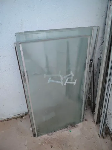 Vende vidro blindex , tipo janela, total de 8 folhas