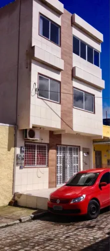 Vendo prédio inteiro com 3 apartamentos próximo ao centro de Gravatá.
