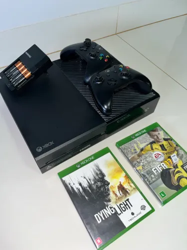 Xbox ONE 500GB + 4 Pilhas Recarregáveis Duracell + 2 Jogos