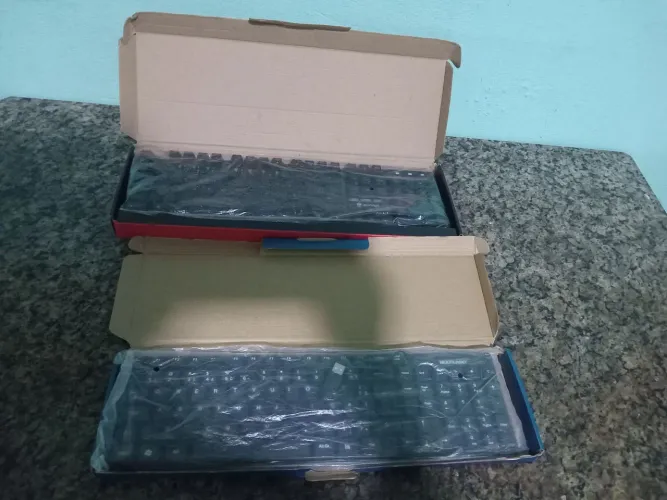 Vendo 2 teclados novo, um básico o outro evolut colorido