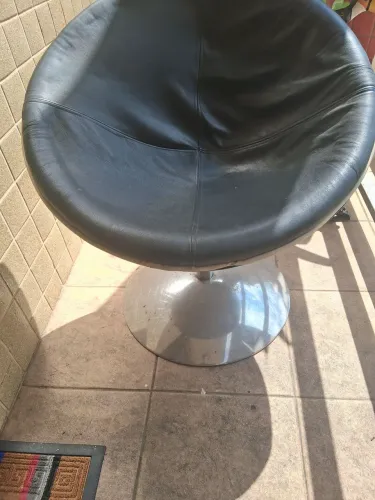 Poltrona giratória de courino...Super confortável para qualquer ambiente...Usada