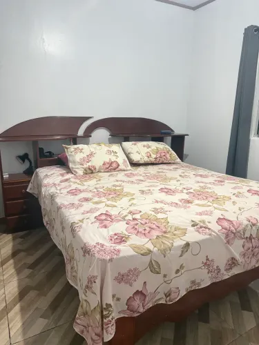 Cama de madeira lei