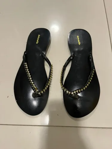 Rasteirinha preta brilhante