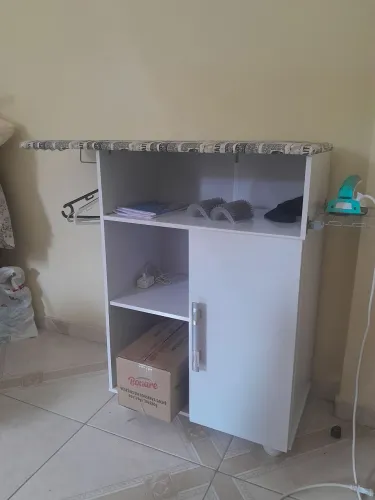 Tábua de passar com estante organizadora