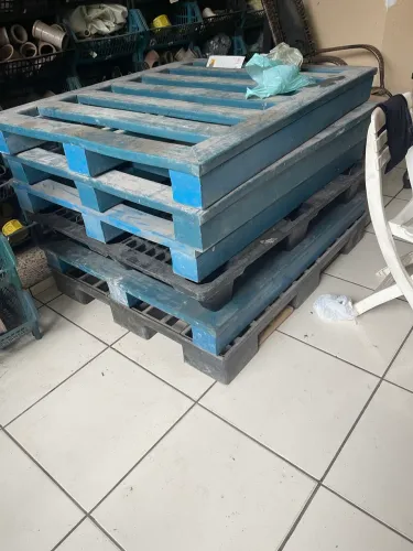 Pallet de plástico reforçado 1x1.20 semi novo