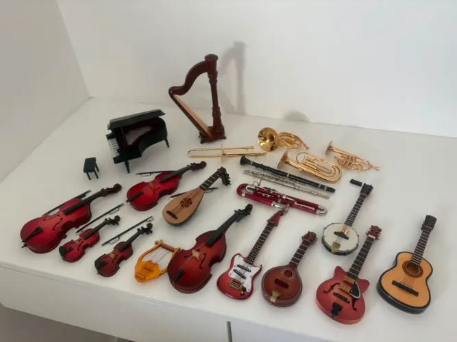 Miniaturas Decorativas de Instrumentos Musicais - Lote com 21 Peças