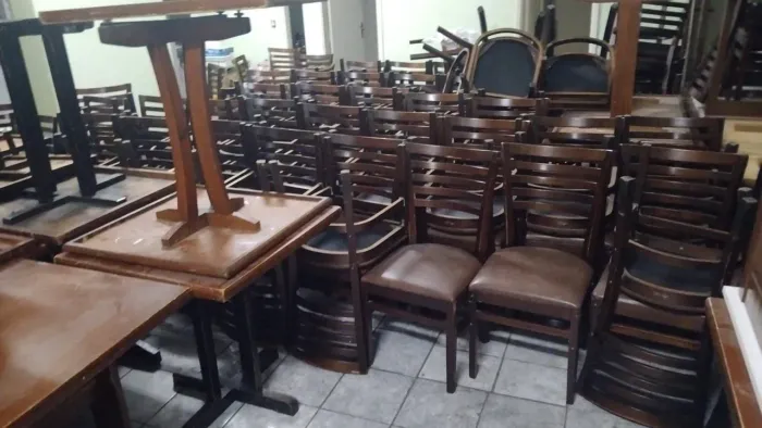 Lote de mesas e cadeiras DellaBruna (ler o anúncio)