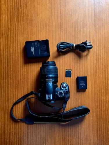 Nikon D3100 14MP + Cartão + Bateria + Carregador - R$ 1.200