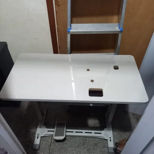 Mesa para máquina de costura overloque semi nova. 