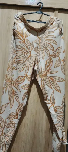 Calça pantalona bege com bolsos