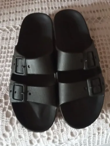 Vendo este chinelo número 39 não entrego