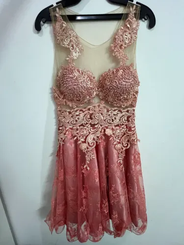Vestido de formatura/festa rosa bordado com pérolas 