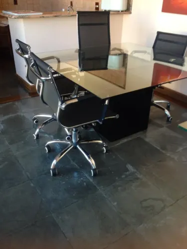 Mesa de Escritório Top de Vidro com Base Preta Excepcional
