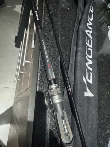 Vara Carretilha Shimano Vengeance T 2,70m 20-40lbs 2 Partes