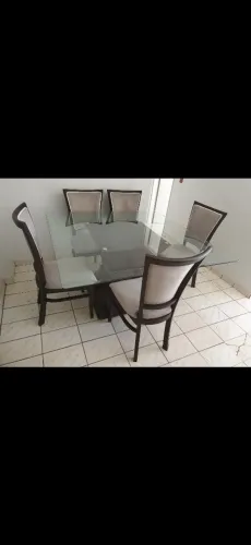 Vendo mesa R$ 700. 6 cadeiras em perfeitas condições.. Precisando desocupar o apartamento.