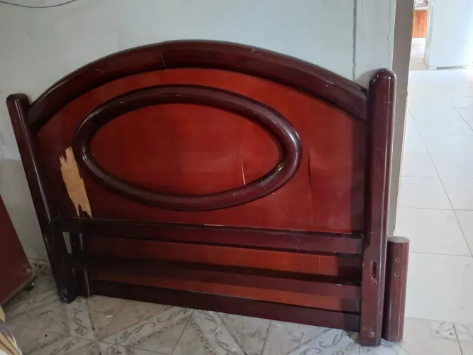 Cabeceira de cama casal em madeira Muiracatiara.Não faço entrega.