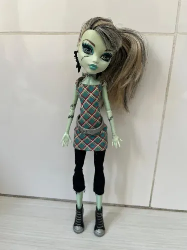 Monster High Frankie Stein killer style sala de aula - G1
