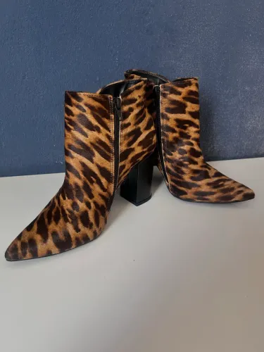 Bota Shuartz Oncinha Salto