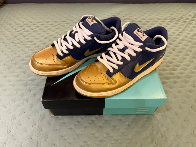 Nike x Supreme SB Dunk Low