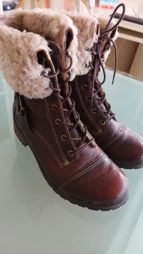 Bota em curo, marca cravo canela 