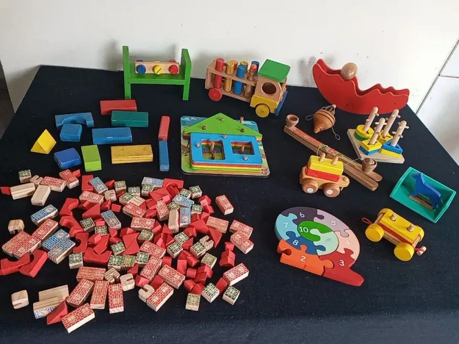 LOTE DE BRINQUEDOS EDUCATIVOS DE MADEIRA