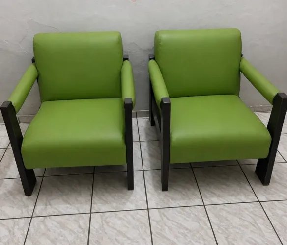 DUAS POLTRONAS POR 300,00 CUUUUIDA!