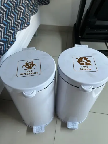 Kit clínica 2 lixeiras pedal + dispenser papel toalha sabonete líquido