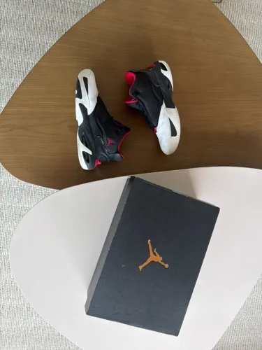 Tênis jordan max aura 4