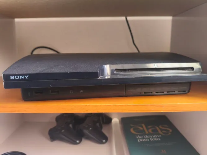 Playstation 3 (Semi-novo) com mais de 20 jogos e 2 controles.
