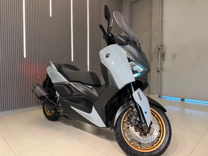 Yamaha XMAX 300 ABS 2026 Aura Grey - Estado de Zero - Baixa KM<br><br>Estado de Zero - Baixa KM