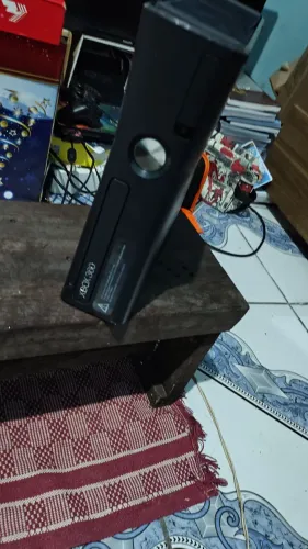 XBOX 360 COM LUZ VERMELHA