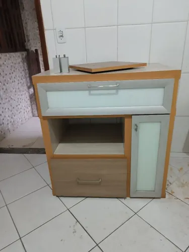 Rek pra sala com gavetas; Cômoda com gavetas; Guarda Roupa de 5 portas e mesa com 4 Cadei.