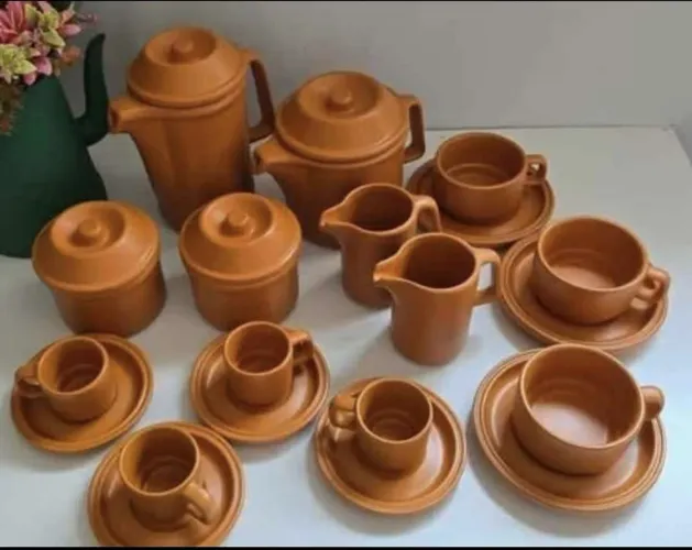 Conjunto antigo de chá ou café em cerâmica terracota.