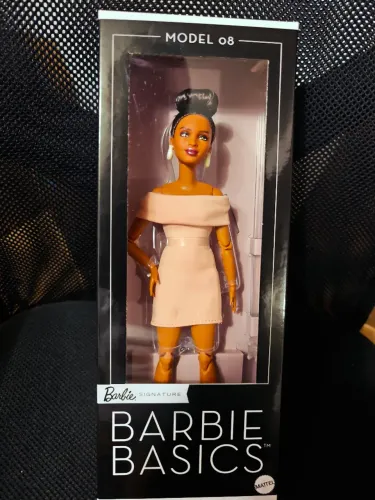 Barbie Basic modelo 08