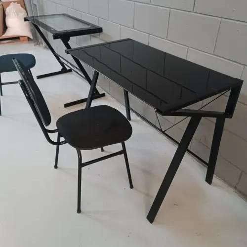 Mesa de escritório de  vidro com a cadeira