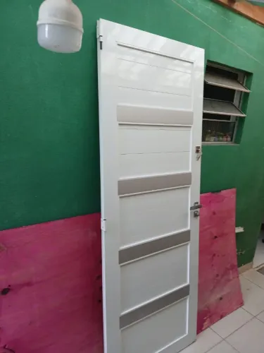 Porta externa aço com fechadura e batentes.