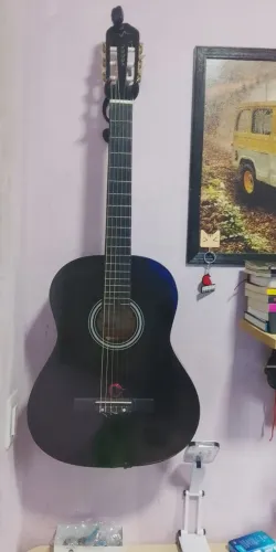 Troco violão em capacete do agrado.