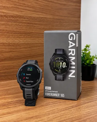 Garmin Forerunner 165 com GPS e tela AMOLED
