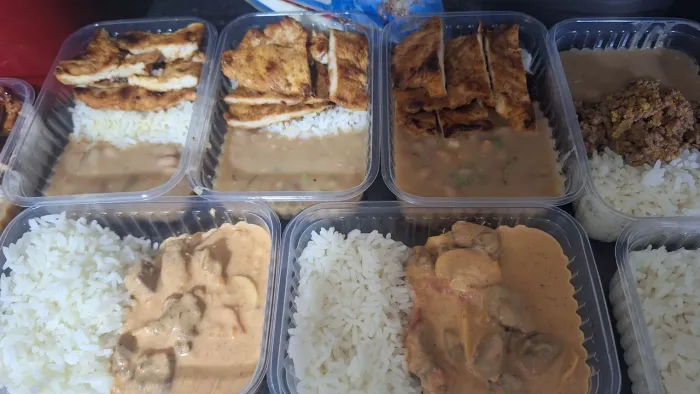 Cozinheira residencial para preparo de marmitas
