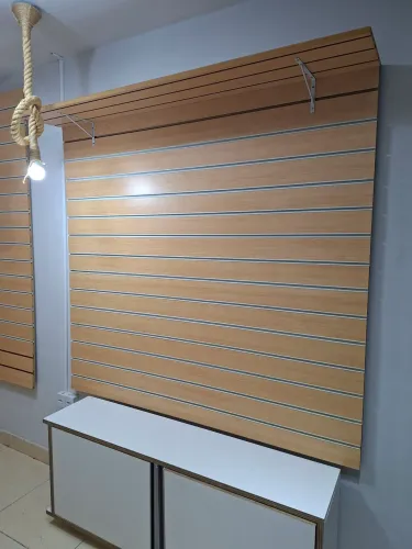 PAINEL EXPOSITOR CANALETADO PARA LOJA/COMÉRCIO. ACEITO CARTÃO